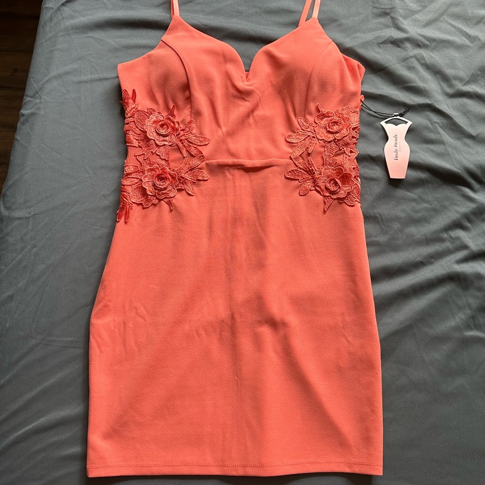Cocktail dress size L never been worn. Tags sill on it.